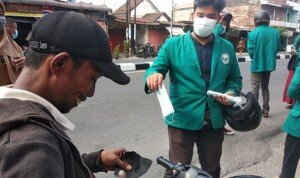 Mahasiswa Unimed dan Gakkum Medan Timur Bagikan Masker