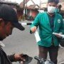 Mahasiswa Unimed dan Gakkum Polsek Medan Timur Sumut, membagikan masker ke warga Medan Sumut (Tison Sembiring / Mattanews.co)