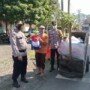 Polsek Rancah Ciamis Jabar membagikan bantuan sembako, dalam rangka program Panci Berkah (Alvine / Mattanews.co)