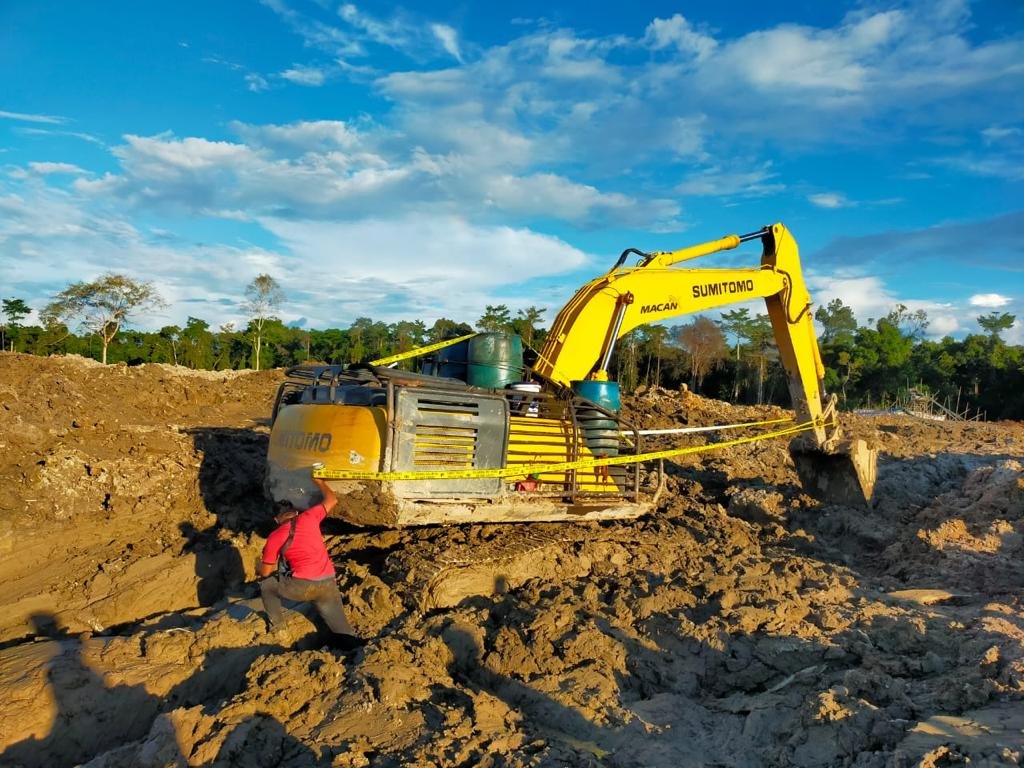 Alat ekskavator yang disita karena dipakai untuk aktivitas PETI di Kabupaten Kapuas Hulu Kalbar (Bayu Hary Widodo / Mattanews.co)