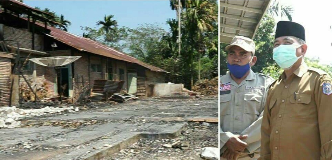 Plt Bupati Merangin Mashuri menyerahkan bantuan ke dua kepala keluarga, yang rumahnya hangus terbakar si jago merah (Yulisman / Mattanews.co)