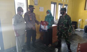Polsek-Koramil/1310 Rancah Ciamis Bagikan Beras ke Warga Non-PKH dan BPNT