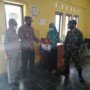 Polsek-Koramil Rancah menyerahkan bantuan sembako ke warga terdampak Covid-19 di Ciamis Jabar (Alvine / Mattanews.co)