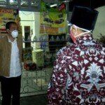 Blusukan Malam-malam, Presiden Jokowi Bagikan Sembako dan Paket Obat ke Warga Sunter Agung