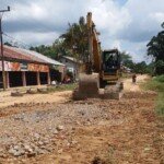 Jalan Trans SKPH Rusak Parah, Masyarakat Lakukan Perbaikan Swadaya