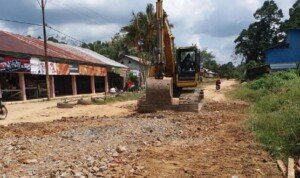 Jalan Trans SKPH Rusak Parah, Masyarakat Lakukan Perbaikan Swadaya