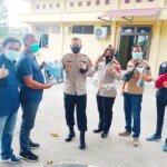 AKBP Siswandi Bagikan Baju Wartawan Pokja Polres