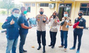 AKBP Siswandi Bagikan Baju Wartawan Pokja Polres
