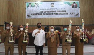 Wako Pematangsiantar Serahkan Piagam Penghargaan ke OPD Berprestasi
