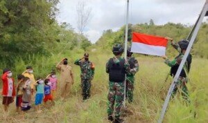Sambut HUT RI ke-76, Satgas Pamtas Yonif 144/JY Kibarkan Bendera Merah Putih di Perbatasan Indonesia-Malaysia