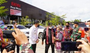 Bupati Kapuas Hulu dan Ketua Komisi V DPR-RI Tinjau Jalan Batas Negara