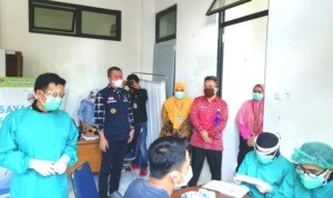 Wali Kota Hadiri Langsung Vaksinasi Dosis III Nakes Pagar Alam