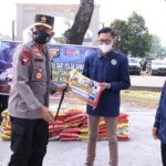 Kapolda Sumsel Serahkan Bansos ke PD IWO Untuk Warga Muba