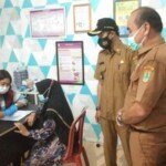 Kades Sukaharja Monitoring Pelaksanaan Vaksinasi Keluarga