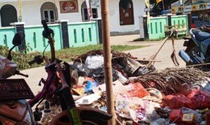 Tumpukan Sampah Menggunung, Warga Rengasdengklok Selatan Resah
