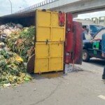 Truk Sampah Terbalik, Kemacetan Panjang Warnai Jembatan Ampera