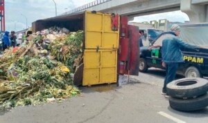 Truk Sampah Terbalik, Kemacetan Panjang Warnai Jembatan Ampera