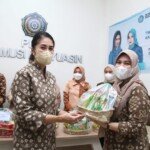 Thia Yufada Beri Bantuan Pangan untuk Warga Isoman di Muba