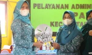 Ketua Penggerak PKK Kapuas Hulu Serahkan Bantuan ke PKK Desa Jongkong