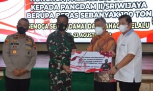 Danrem 044/Gapo Berikan Bantuan Untuk Masyarakat Tionghoa Terdampak Covid-19