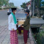 Masih Pakai Sarung dan Baju Koko, Harnojoyo Sambangi Warga Terdampak Pandemi