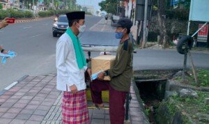 Masih Pakai Sarung dan Baju Koko, Harnojoyo Sambangi Warga Terdampak Pandemi