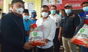 FORSI KN UMKM Sriwijaya Bersama Dinsos Sumsel Salurkan Bantuan Beras Gubernur