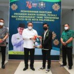 Ketua KADIN Sumsel Dodi Reza Bareng Mahasiswa Beri Bantuan Warga Terdampak COVID-19
