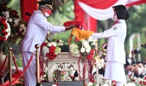 Meski Diguyur Hujan Gerimis, Upacara Penurunan Bendera HUT RI Ke 76 di Griya Agung “Sukses”