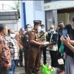 Kajari Batanghari Bagikan Ratusan Bansos ke Warga Terdampak COVID-19