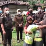 Kejari Lubuk Linggau Kunjungi Bocah Tulang Punggung Ortu Keterbelakangan Mental