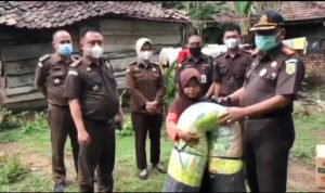 Kejari Lubuk Linggau Kunjungi Bocah Tulang Punggung Ortu Keterbelakangan Mental