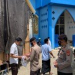 Polda Sulbar Bagikan Ratusan Masker di Masjid