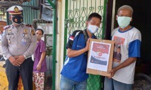 Polres Lahat Gandeng IWO-JMSI Bagikan Sembako ke Warga Terdampak PPKM