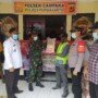 Polsek Campaka membagikan sembako untuk warga di saat penerapan PPKM Level 4 di Purwakarta Jabar (Agus Sugianto / Mattanews.co)
