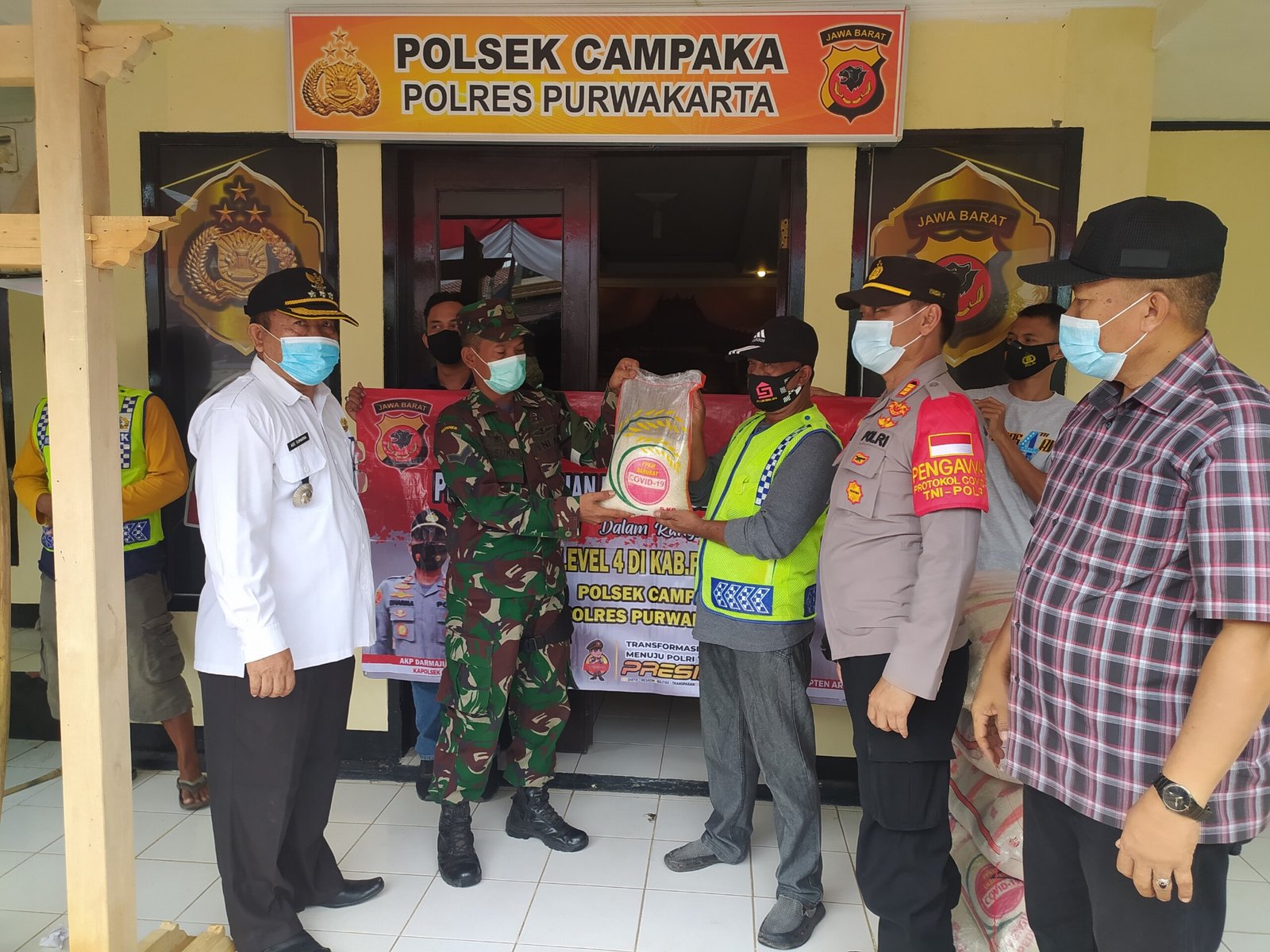 Polsek Campaka membagikan sembako untuk warga di saat penerapan PPKM Level 4 di Purwakarta Jabar (Agus Sugianto / Mattanews.co)