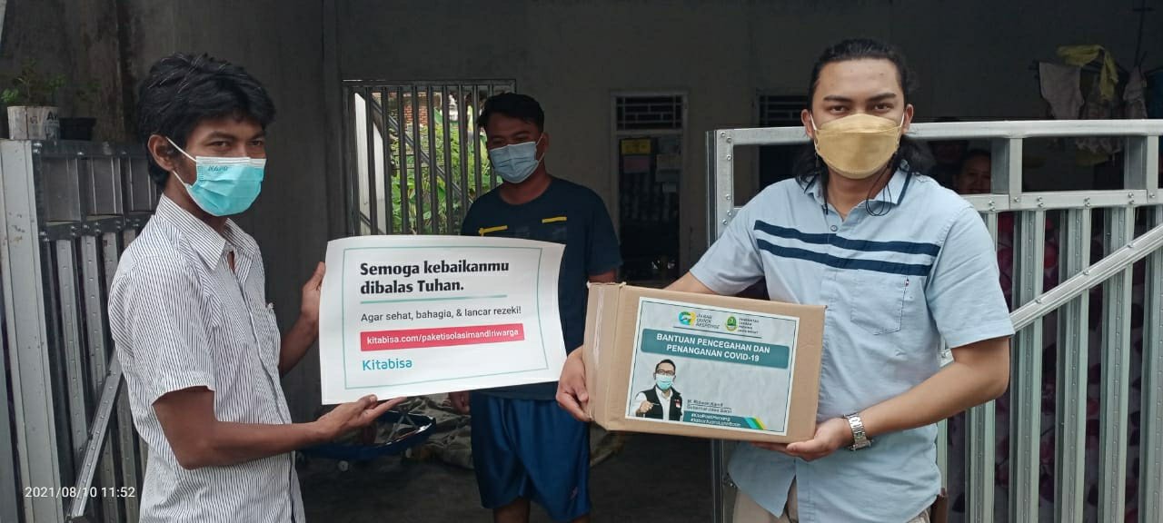 JQR Jabar memberikan bantuan ke puskesmas dan warga penerima manfaat di Purwakarta Jabar (Agus Sugianto / Mattanews.co)