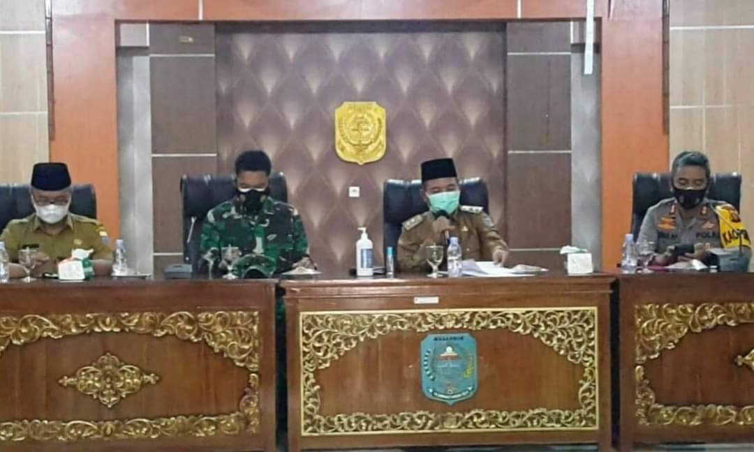 Plt Bupati Merangin Jambi Mashuri menggelar rapat persiapan PPKM Level 4 (Yulisman / Mattanews.co)