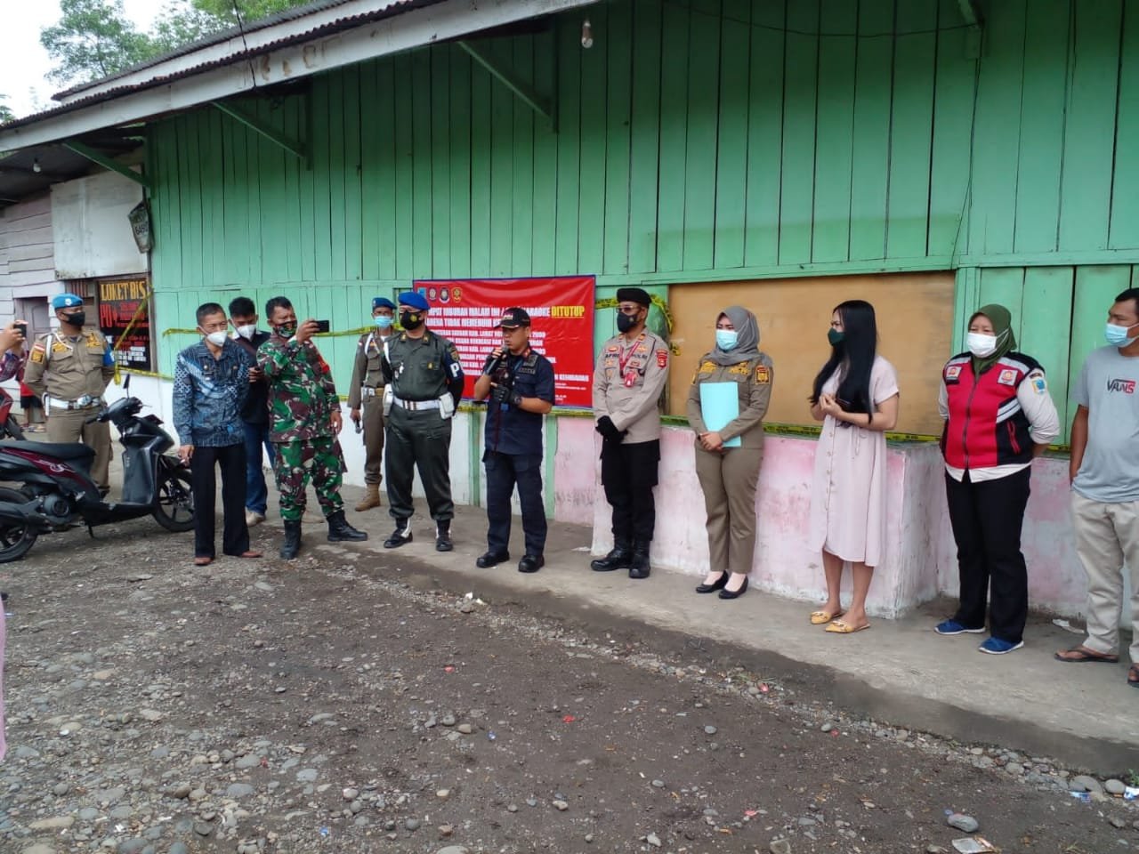 Penyegelan salah satu kafe di Kabupaten Lahat Sumsel (Agustoni / Mattanews.co)