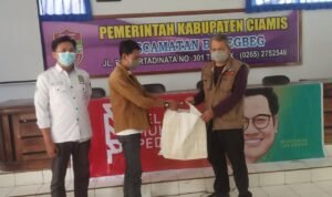 Hari ke-5, RMP Ciamis Bagikan Paket Nasi ke Warga Terdampak dan Isoman di Baregbeg