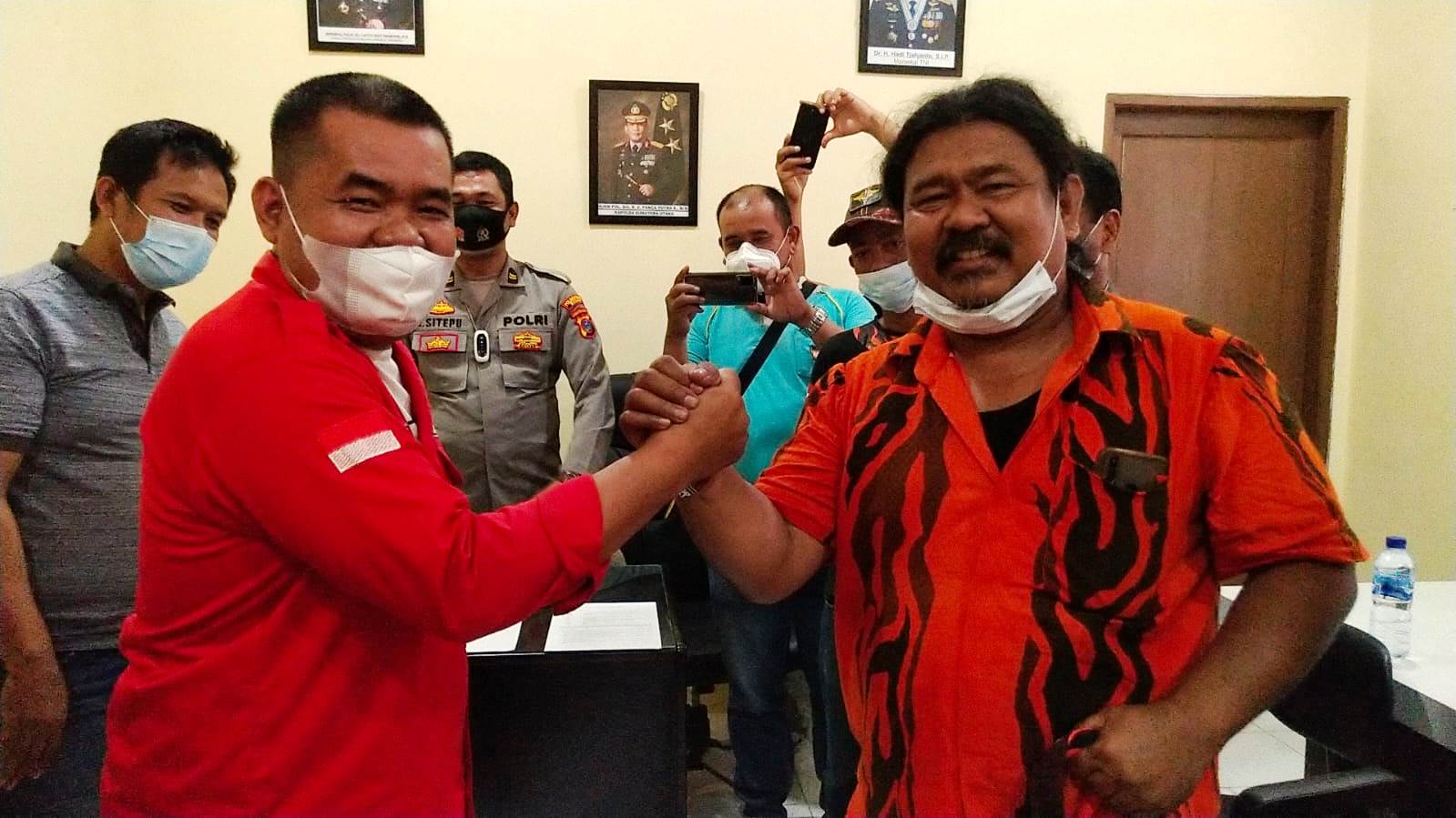 Pemuda Pancasila (PP) Pancur Batu dan Pemuda Batak Bersatu (PBB) Medan Tuntungan sepakat berdamai dan cabut laporan Polisi (LP) di Polsek Medan Tuntungan (Tison Sembiring / Mattanews.co)