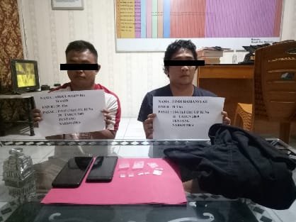 Dua orang pelaku peredaran narkoba jenis sabu di Merangin Jambi (Dok. Humas Polres Merangin / Mattanews.co)