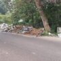Tumpukan sampah di areal Jembatan Kuning Ogan Ilir Sumsel (Salifuddin / Mattanews.co)