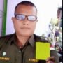 Hendri Supriyadi, Ketua LSM Lestari memberi kartu kuning ke Pemkab Lahat karena telah memotong pohon di pinggiran jalan (Agustoni / Mattanews.co)
