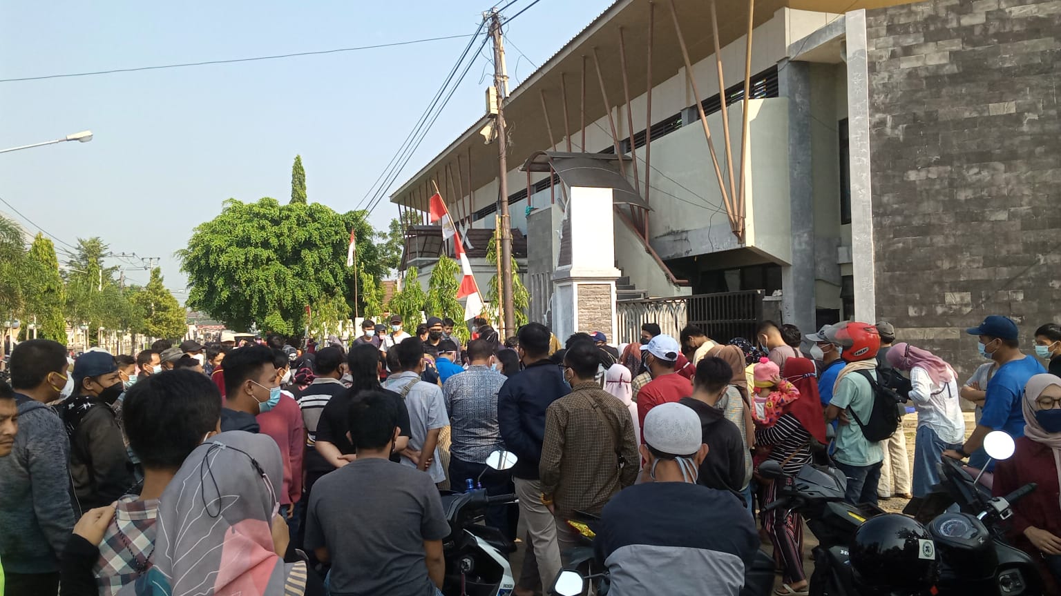 Para warga Purwakarta Jabar saat menunggu vaksinasi COVID-19 (Agus Sugianto / Mattanews.co)