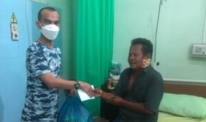 FWP Serahkan Tali Asih Kabareskrim pada Jukir Korban Ditembak  Perampok