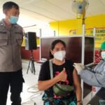 Vaksinasi Covid-19 di Polsek Medan Tuntungan, 50 Warga Disuntik Vaksin Tahap II