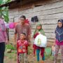 Keluarga Mila Sari saat mendapat bantuan dari RS Ar Bunda Lubuklinggau (Sofiyan / Mattanews.co)