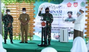 Tinjau Vaksinasi di Pondok Pesantren Yajri Payaman Jawa Tengah, Panglima TNI Ingatkan Santri dan Masyarakat Tetap Pakai Masker serta Disiplin Prokes