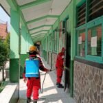 Jelang PTM, Arescue Semprotkan Disinfektan di SMP se-Purwakarta